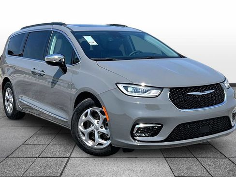 Used 2023 Chrysler Pacifica Limited FWD image 2