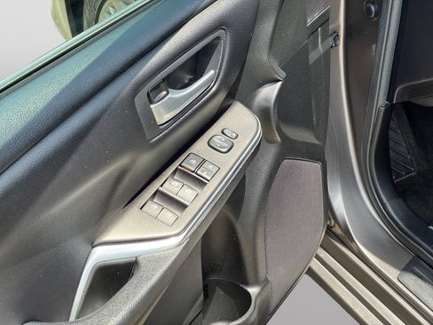 Used 2017 Toyota Camry SE FWD image 9