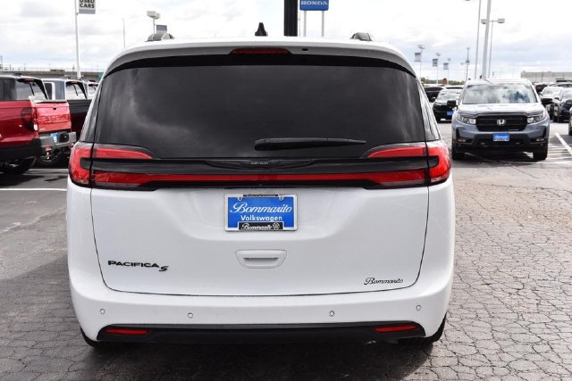 Used 2023 Chrysler Pacifica Touring-L w/ S Appearance Package FWD image 6
