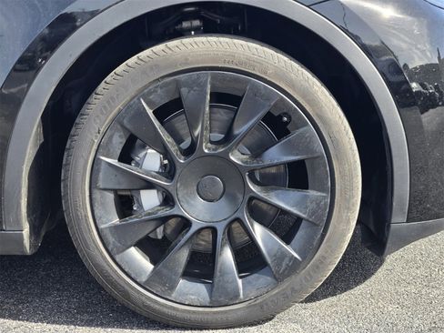 Used 2024 Tesla Model Y Long Range image 11