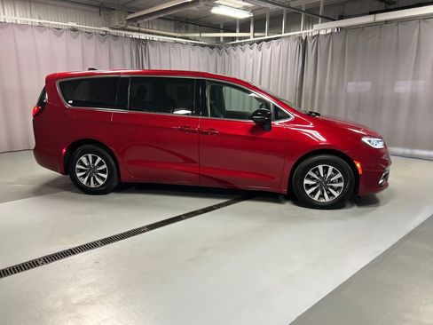 Used 2024 Chrysler Pacifica Select image 8