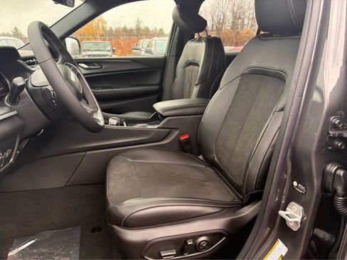 New 2025 Jeep Grand Cherokee Laredo image 17