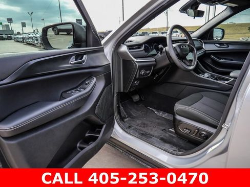 Used 2025 Jeep Grand Cherokee Laredo w/ Luxury Tech Group I AWD/4WD image 24