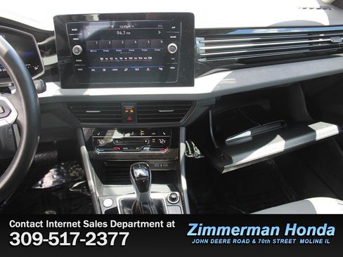 Used 2025 Volkswagen Jetta SE w/ Sunroof Package FWD image 16