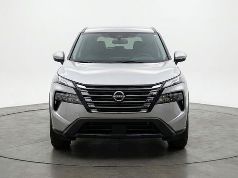 Used 2025 Nissan Rogue SV image 2