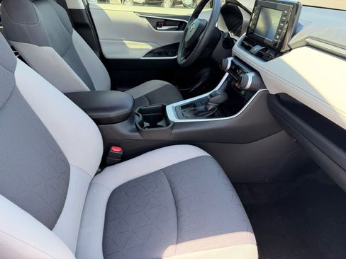 Used 2019 Toyota RAV4 XLE w/ Convenience Package FWD image 12