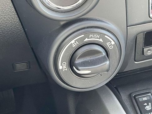 Used 2024 Nissan Titan SV w/ SV Convenience Package image 30