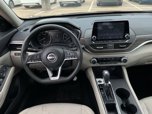 Used 2025 Nissan Altima 2.5 SV FWD image 12