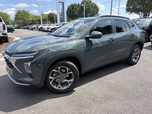 Used 2025 Chevrolet Trax LT FWD image 5