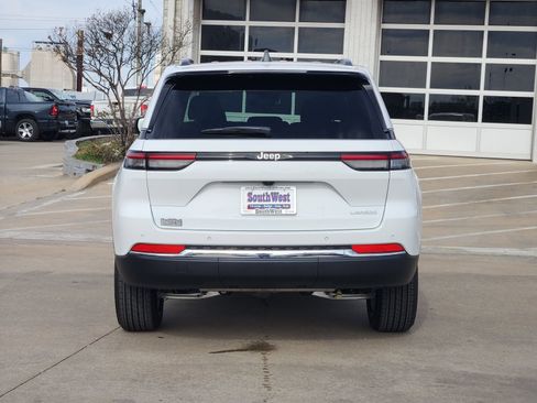 New 2025 Jeep Grand Cherokee Laredo image 8