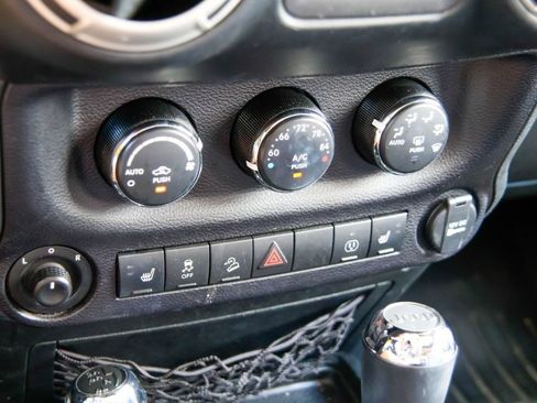 Used 2018 Jeep Wrangler Unlimited Rubicon w/ Connectivity Group AWD/4WD image 15