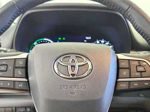 Used 2025 Toyota Sienna XLE FWD image 27