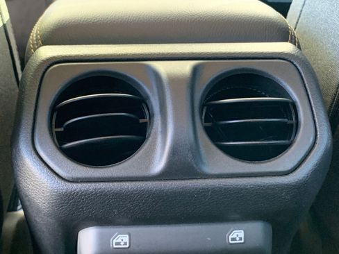 Used 2025 Jeep Wrangler Sahara image 23