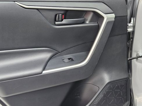 Used 2019 Toyota RAV4 LE w/ Carpet Mat Package image 23