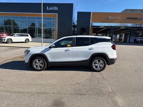 Used 2022 GMC Terrain SLE w/ Driver Convenience Package image 2