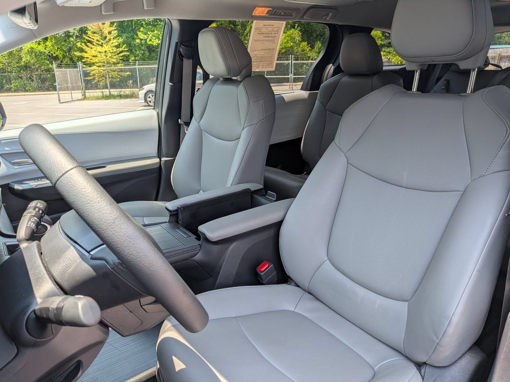 Used 2025 Toyota Sienna XLE w/ XLE Plus Package FWD image 12