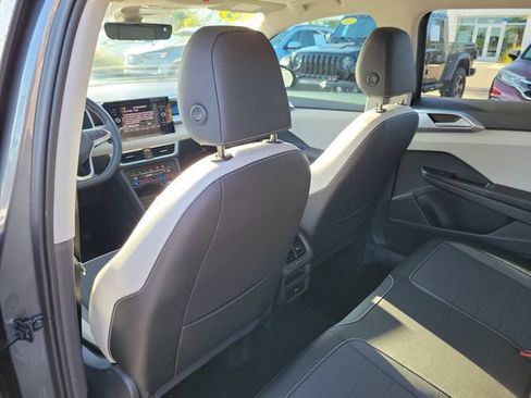 Certified 2025 Volkswagen Taos SE FWD image 9