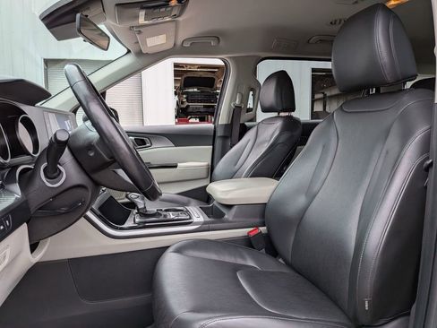 Used 2023 Kia Carnival LX FWD image 14