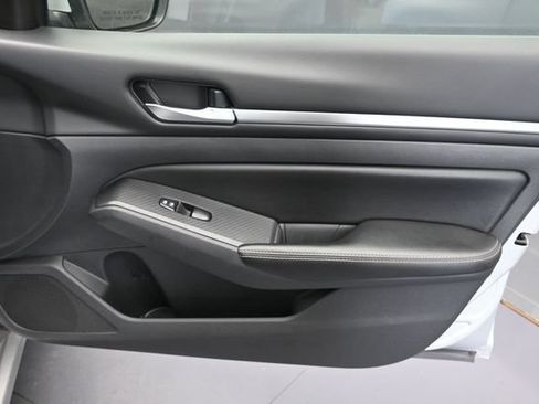 Used 2022 Nissan Altima 2.5 SV FWD image 32