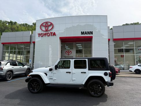 Used 2023 Jeep Wrangler Sahara w/ Cold Weather Group AWD/4WD image 1