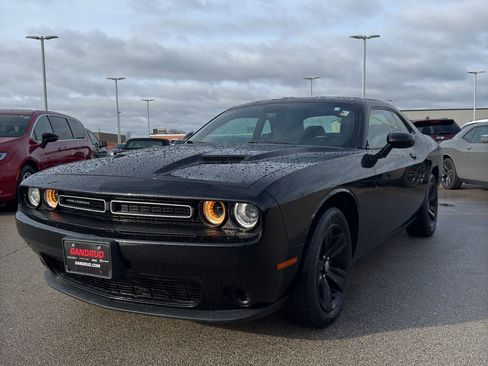Used 2016 Dodge Challenger SXT image 2