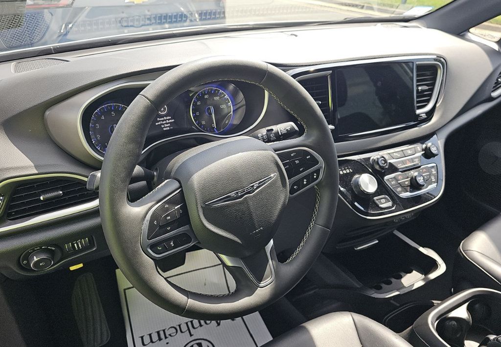 Used 2025 Chrysler Pacifica Select FWD image 4