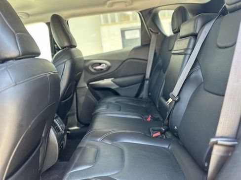 Used 2019 Jeep Cherokee Limited image 7