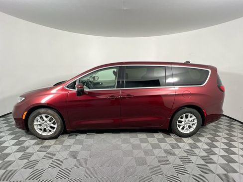 Used 2023 Chrysler Pacifica Touring-L FWD image 6