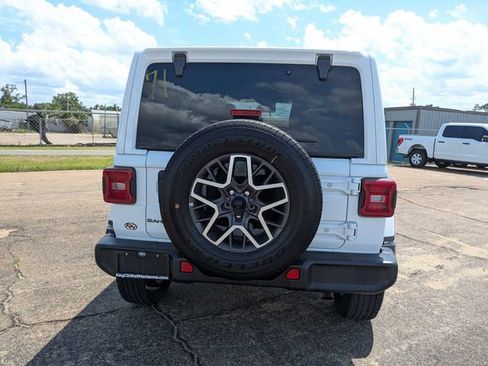 Used 2025 Jeep Wrangler Unlimited Sahara AWD/4WD image 5