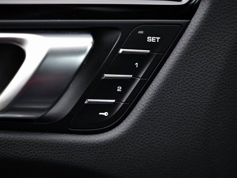 Certified 2024 Porsche Macan image 31