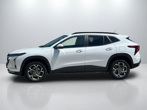 Used 2025 Chevrolet Trax LT FWD image 8