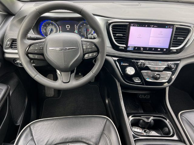 Used 2025 Chrysler Pacifica Limited FWD image 3
