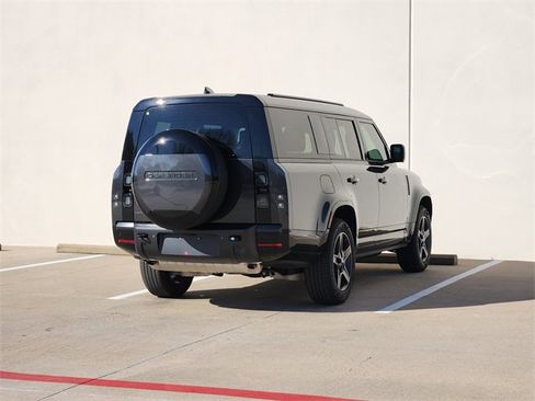 New 2026 Land Rover Defender 130 X-Dynamic SE image 4