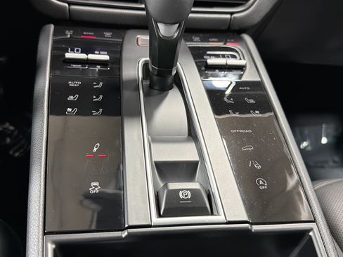 Certified 2026 Porsche Macan Turbo AWD/4WD image 33