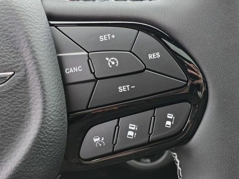 Used 2025 Chrysler Pacifica Premium image 16