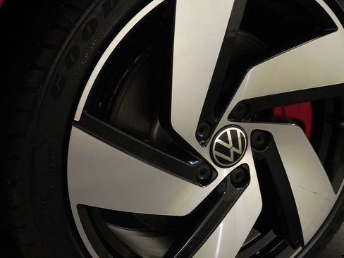 Used 2022 Volkswagen GTI SE FWD image 10