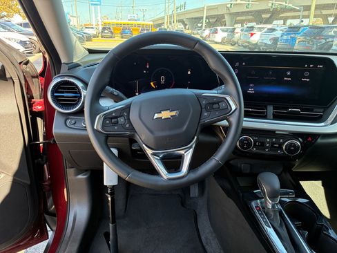 Used 2025 Chevrolet Trax LT w/ LT Convenience Package image 21