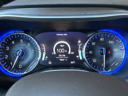 Used 2021 Chrysler Pacifica Touring FWD image 25
