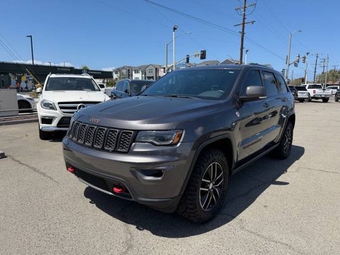 Used 2017 Jeep Grand Cherokee Trailhawk w/ Trailhawk Luxury Group AWD/4WD image 2