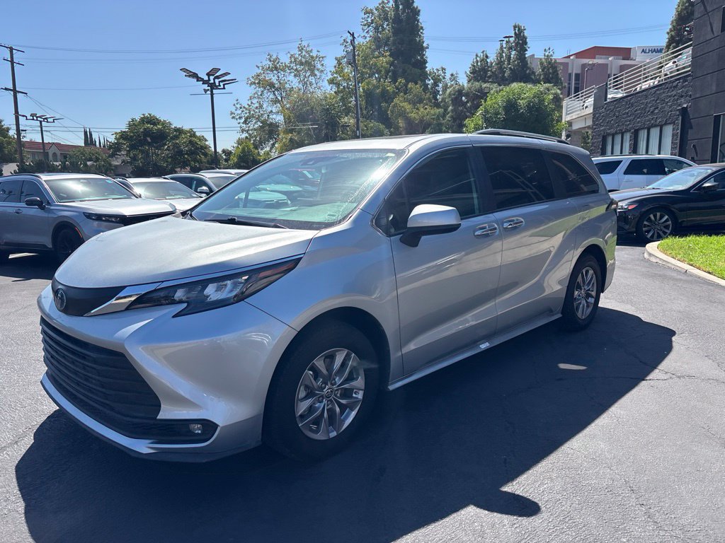 Used 2025 Toyota Sienna XLE FWD image 8