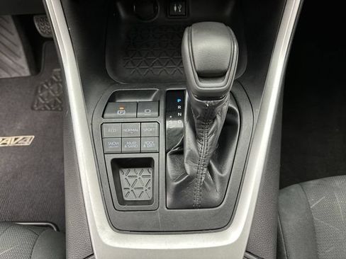 Used 2019 Toyota RAV4 XLE AWD/4WD image 19