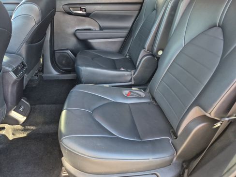 Used 2023 Toyota Highlander XLE AWD/4WD image 20