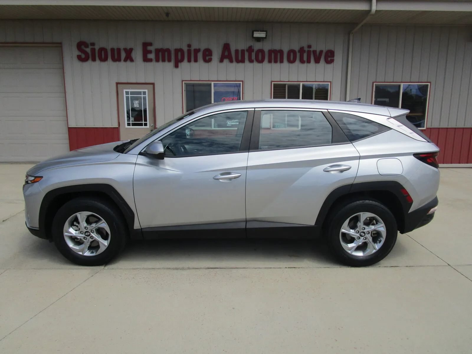 Used 2024 Hyundai Tucson SE AWD/4WD image 2