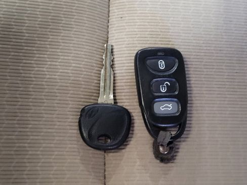 Used 2017 Hyundai Elantra SE image 32