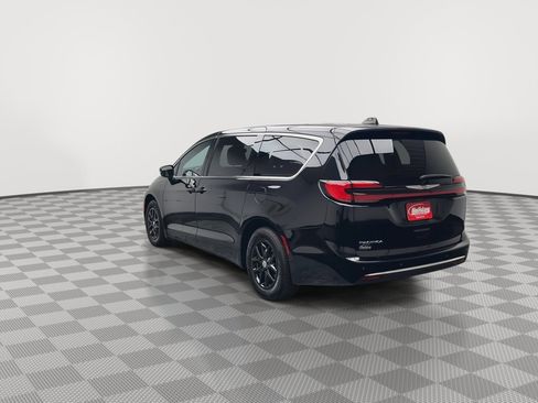 Used 2025 Chrysler Pacifica Select image 36