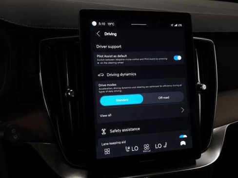 Certified 2025 Volvo XC90 B6 Plus image 26