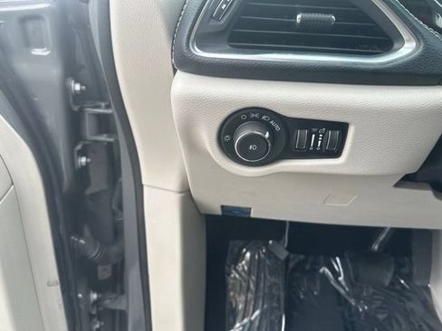 Used 2023 Chrysler Pacifica Limited FWD image 18