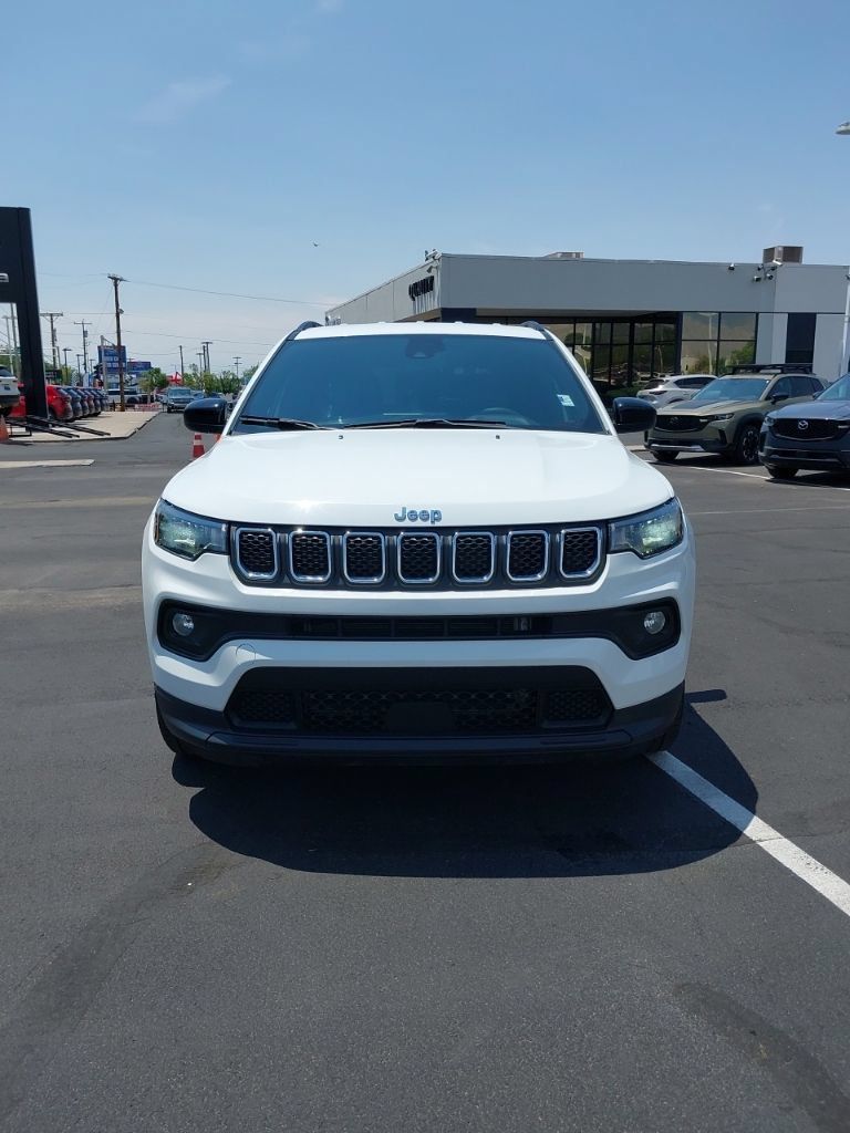 Used 2024 Jeep Compass Latitude AWD/4WD image 1