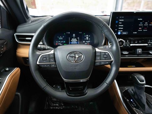 Used 2024 Toyota Highlander Platinum image 18
