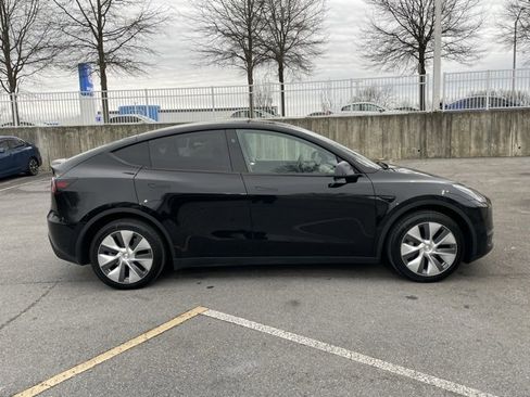 Used 2023 Tesla Model Y Long Range image 9